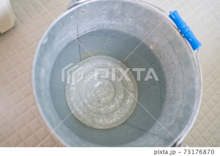 バケツに汲み置き バケツに汲み置き 73176870