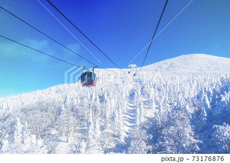 蔵王ロープウェイと山形蔵王の樹氷　山形県山形市 73176876