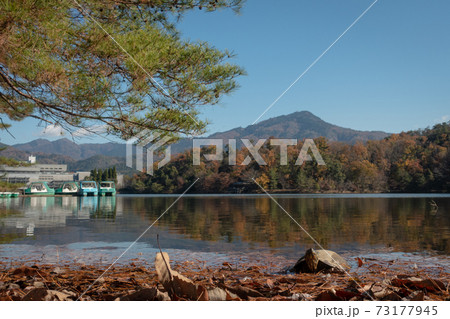 秋の京都、宝ヶ池から見える比叡山と国際会館 秋の京都、宝ヶ池から見える比叡山と国際会館 73177945