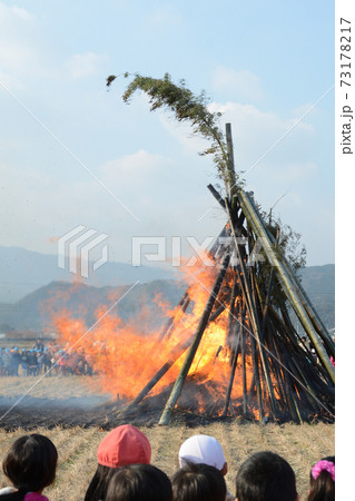 どんど焼きを見守る人々 73178217