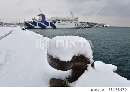 冬の北海道江差町江差港のフェリー埠頭の雪景色を撮影 冬の北海道江差町江差港のフェリー埠頭の雪景色を撮影 73178479