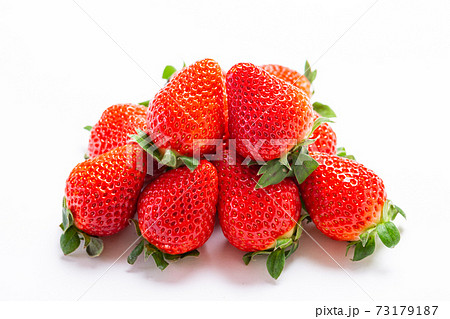 苺　イメージ　可愛い　白バック 73179187