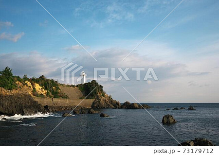 伊勢志摩　冬の朝日を浴びる安乗岬灯台 73179712