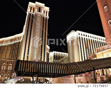 ラスベガスの夜景の街並み 73179857