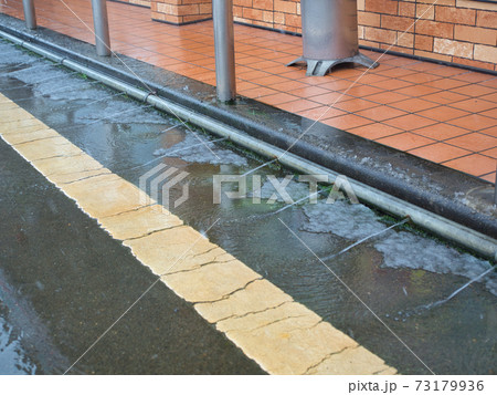 道路の雪を溶かす消雪パイプ 73179936