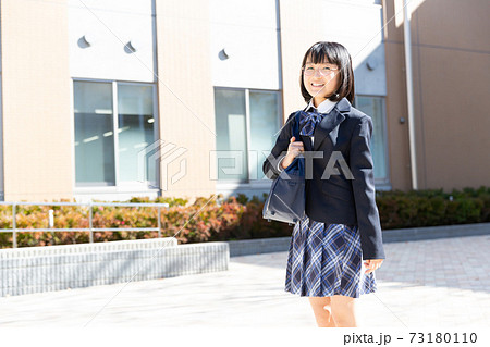 登校する可愛い女子中学生の写真素材