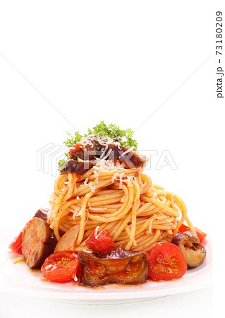 ナスとトマトのスパゲッティ 明るい背景 ナスとトマトのスパゲッティ 明るい背景 73180209