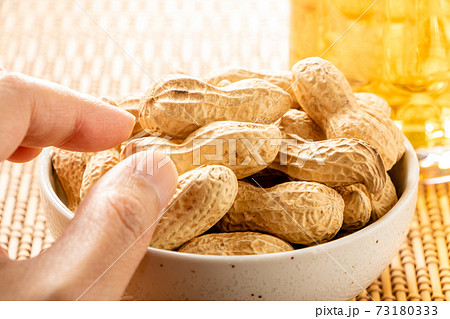 小鉢に入れられた、から付き落花生。ビールのおつまみイメージ。 73180333