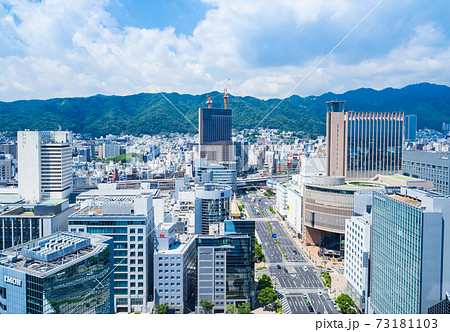神戸市役所から眺める六甲山と三宮周辺の町並み 73181103