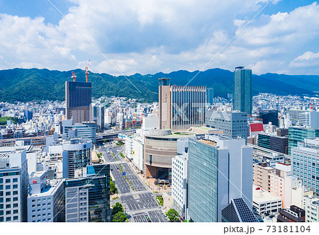 神戸市役所から眺める六甲山と三宮周辺の町並み 73181104
