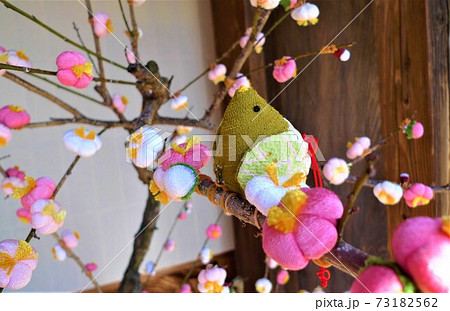 布で作った梅と鶯 かわいい手芸品の写真素材