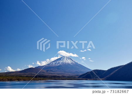 冬（12月）、わずかに雪が降った富士山を本栖湖の湖畔から望む 山梨県身延町 73182667