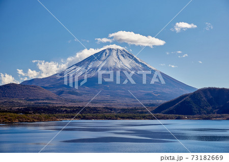 冬（12月）、わずかに雪が降った富士山を本栖湖の湖畔から望む 山梨県