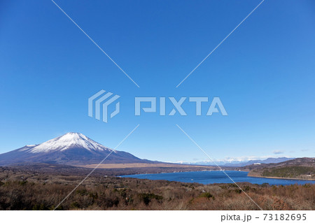 冬(12月)の朝、冠雪した富士山を山中湖パノラマ台から望む 山梨県山中湖村 冬(12月)の朝、冠雪した富士山を山中湖パノラマ台から望む 山梨県山中湖村 73182695