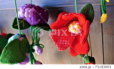 和布で作った赤い椿の花と 薄紫の紫陽花の花 緑の縮緬の葉が綺麗の写真素材 和布で作った赤い椿の花と 薄紫の紫陽花の花 緑の縮緬の葉が綺麗の写真素材