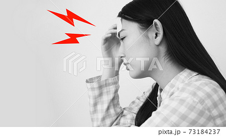 頭が痛いパジャマ姿の女性イメージ 頭が痛いパジャマ姿の女性イメージ 73184237