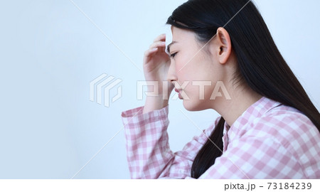 頭が痛いパジャマ姿の女性イメージ 73184239
