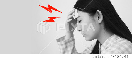 頭が痛いパジャマ姿の女性イメージ 73184241