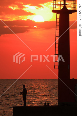 兵庫県姫路市　浜田変電所赤灯台　夕日 73185197