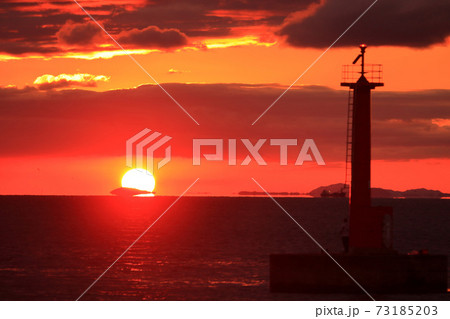 兵庫県姫路市　浜田変電所赤灯台　だるま夕日 73185203