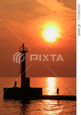兵庫県姫路市　浜田変電所赤灯台　夕日 73185205