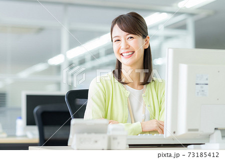 オフィスのビジネスウーマン 73185412