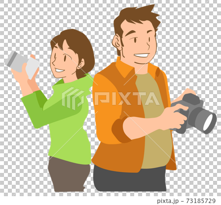 デジカメを持ち微笑むカップル 73185729