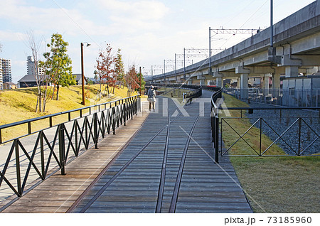 大分駅東側鉄道跡の線路敷ボードウオーク広場 73185960