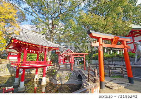 大分市中心部にある春日神社朱塗りの稲荷神社の写真素材