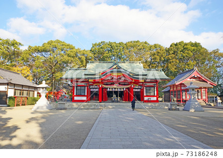 大分市中心部にある春日神社朱塗りの社殿の写真素材