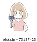 クレジットカードを持って得意気な顔をする女性 73187423