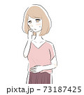 お腹を抑えて困っている女性 73187425