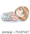 寝転ぶ太っている女性 73187427