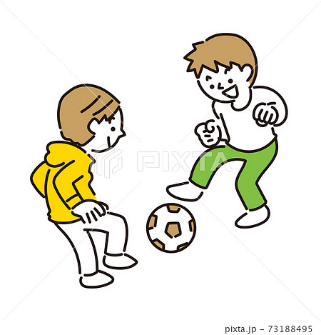サッカーボールで遊ぶ男の子たち サッカーボールで遊ぶ男の子たち 73188495