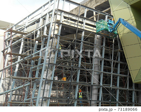 MALACCA, MALAYSIA -MAC 29, 2017: Construction workers used metal scaffolding when working at height at the construction site. They are required to wear the necessary safety equipment to do so. MALACCA, MALAYSIA -MAC 29, 2017: Construction workers used metal scaffolding when working at height at the construction site. They are required to wear the necessary safety equipment to do so. 73189066