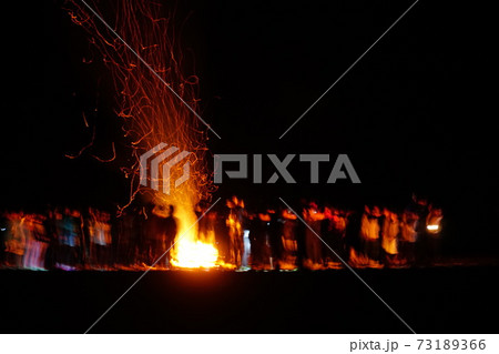 キャンプファイアに声を弾ませる生徒たち 73189366