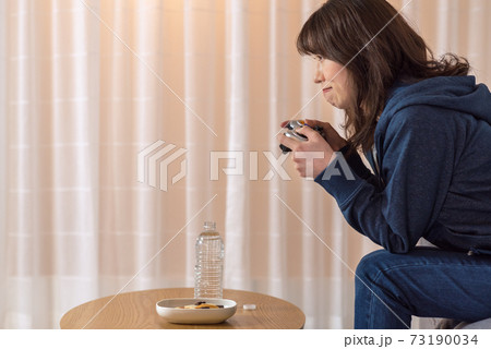 夜 1人ネットゲームをプレイする女性 73190034