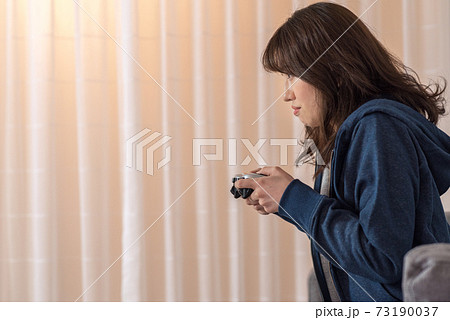 夜 1人ネットゲームをプレイする女性 73190037
