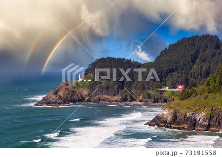 Lighthouse on top of the rocky shore of Pacific Ocean. 73191558