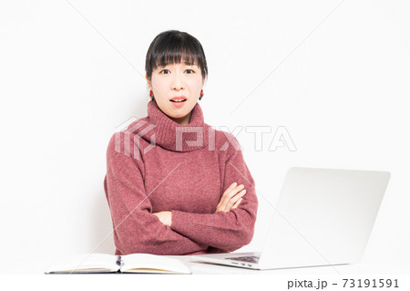 パソコンを使いながら怒っている女性 73191591