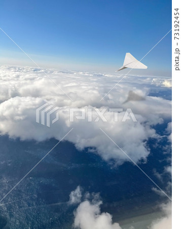 雲の上を及ぶ紙飛行機のイラスト素材