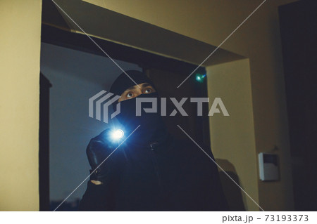 Intrusion of a burglar in a house inhabited Intrusion of a burglar in a house inhabited 73193373