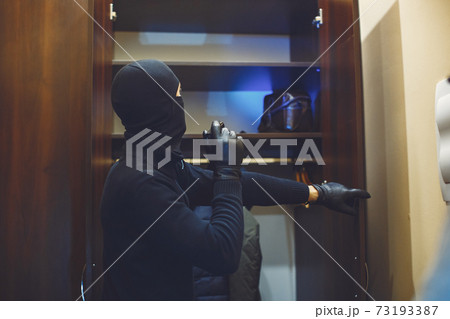 Intrusion of a burglar in a house inhabited Intrusion of a burglar in a house inhabited 73193387