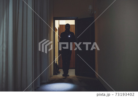 Intrusion of a burglar in a house inhabited 73193402