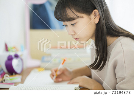 勉強をする女の子の写真素材
