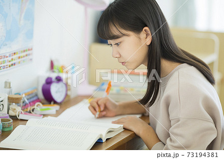 勉強をする女の子の写真素材