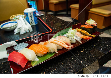 寿司屋の10貫セット 73194481