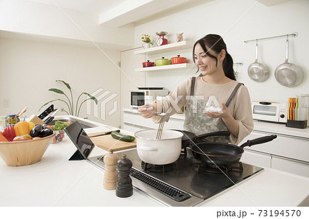 キッチン 女性 料理 キッチン 女性 料理 73194570