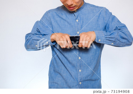 スマホに怒りをぶつける男性 スマホに怒りをぶつける男性 73194908