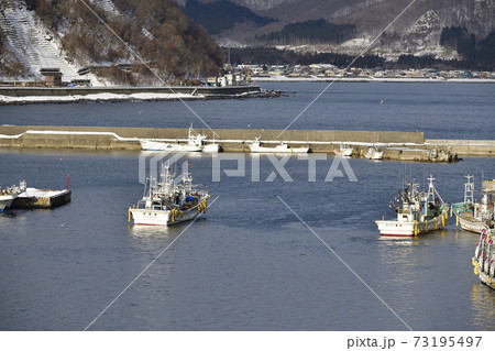 冬の北海道函館市椴法華地区の椴法華漁港の雪景色を撮影の写真素材